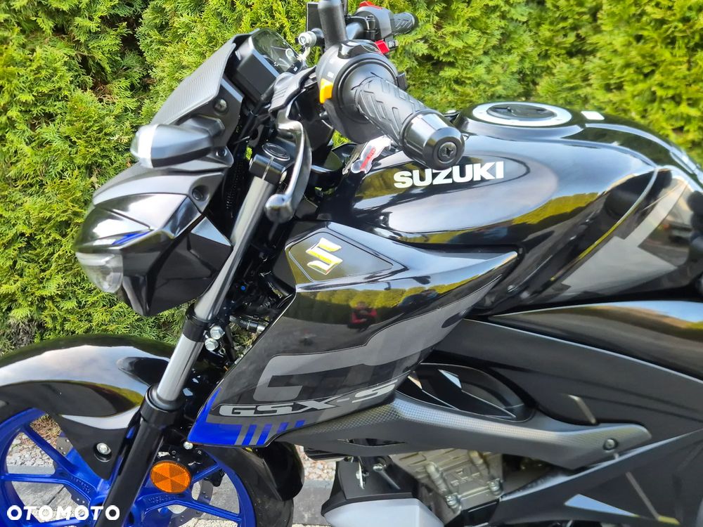 Suzuki GSX - 16