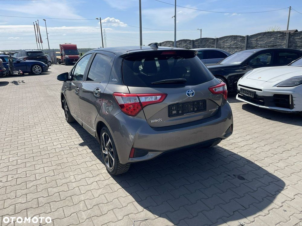 Toyota Yaris Hybrid 100 Selection Passion - 2