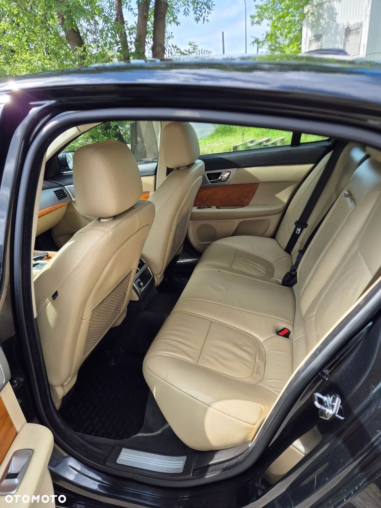 Jaguar XF 2.2 - 9