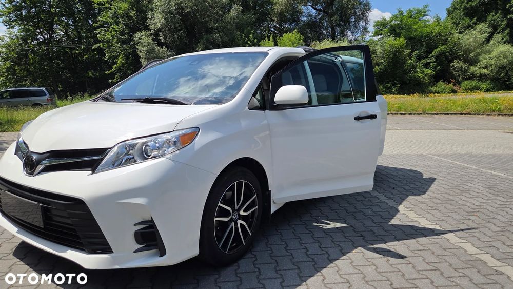 Toyota Sienna - 4