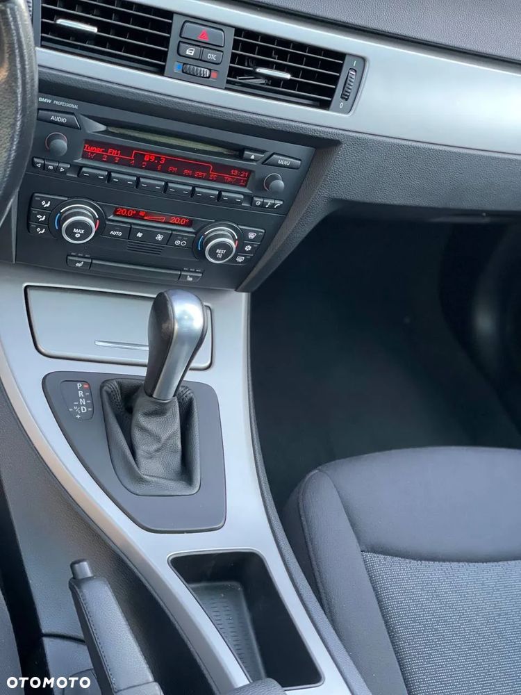BMW Seria 3 ver-320i-touring - 9