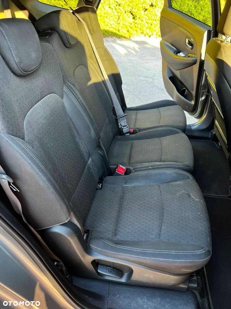 Kia Carens - 8