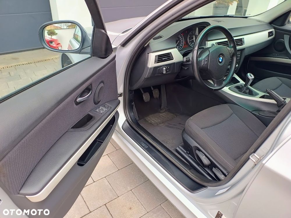 BMW Seria 3 320i - 9