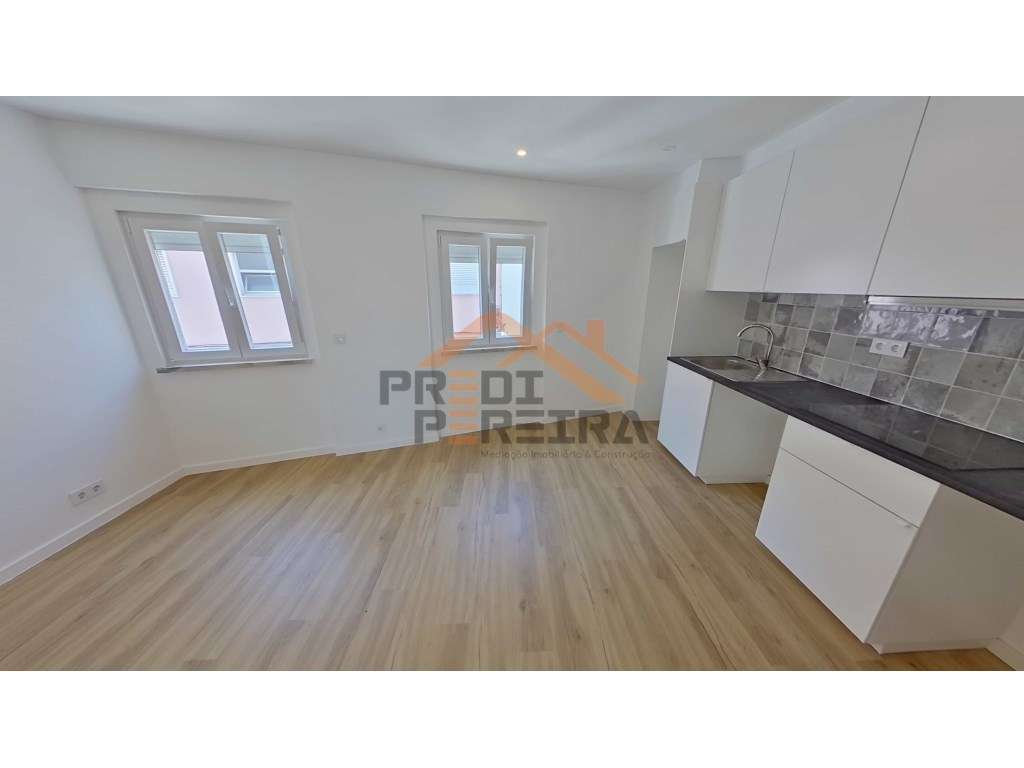 T2, totalmente remodelado, situado no Forte da Casa. - Grande imagem: 2/24