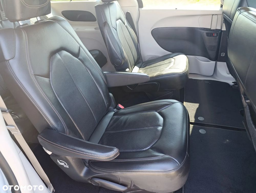Chrysler Pacifica - 8