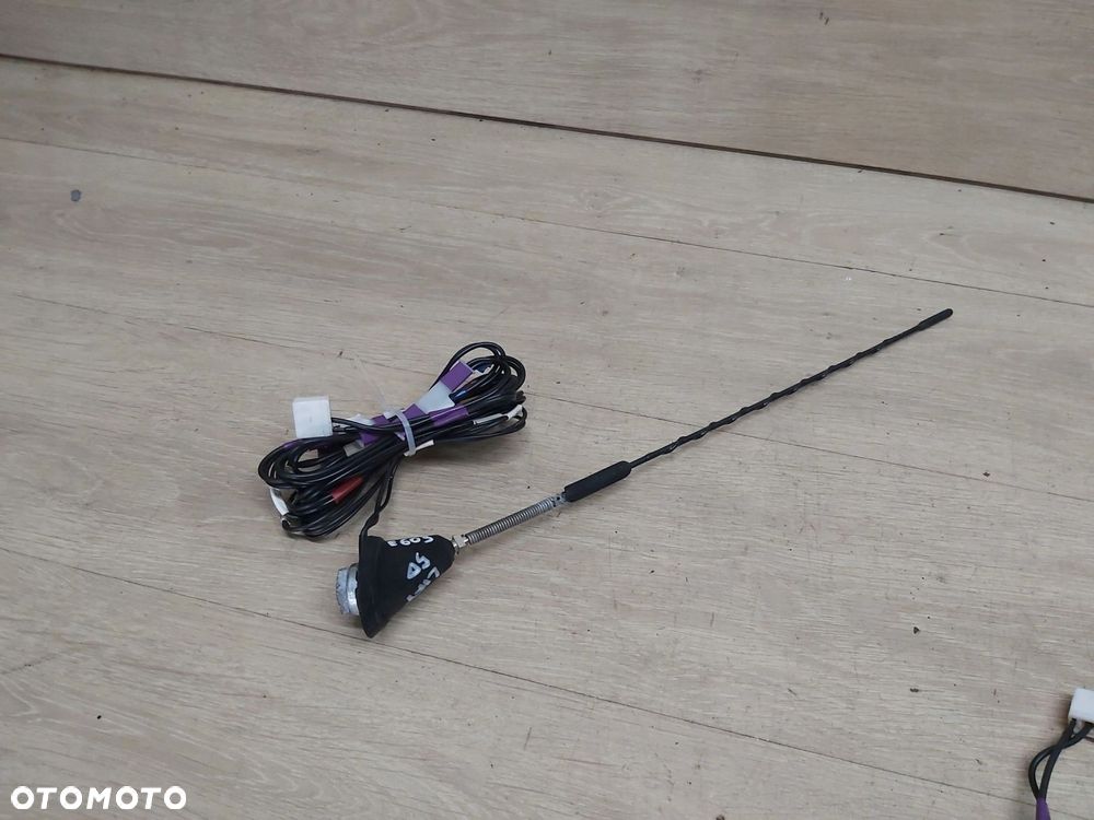 Toyota Yaris II 06-11 antena dachowa podstawa anteny - 1