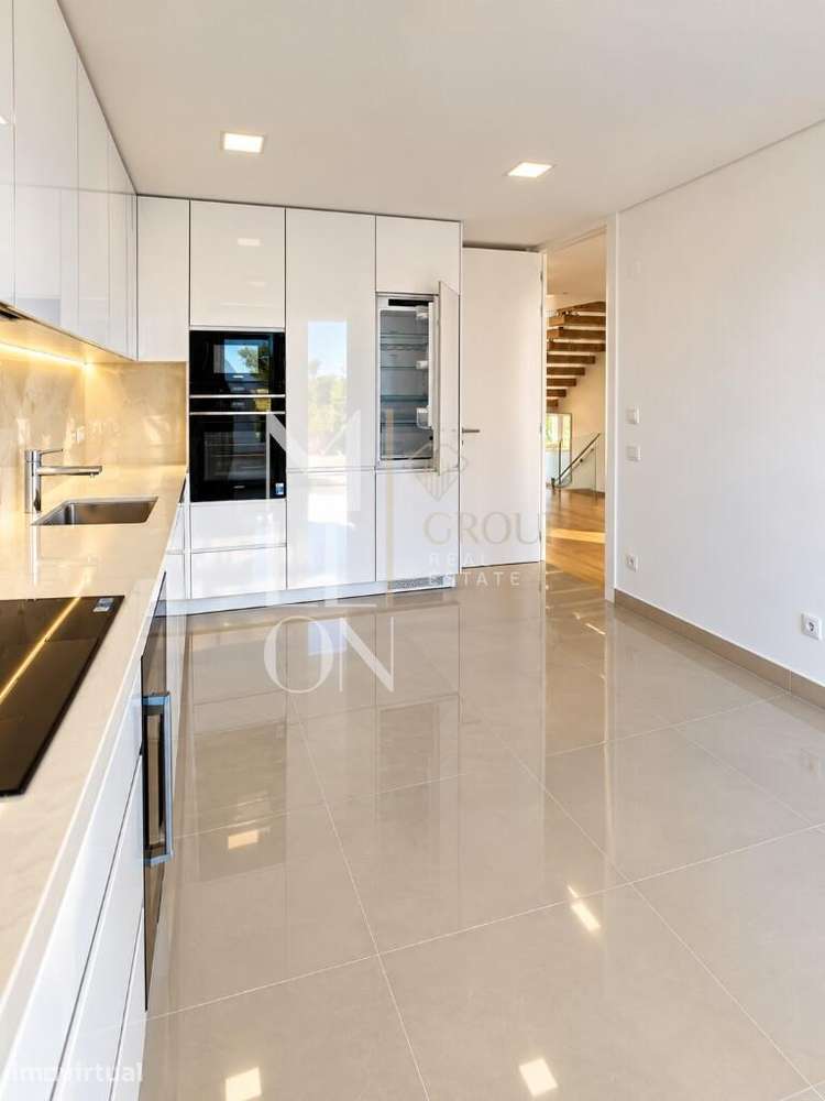 Moradia contemporânea com terraço e piscina em condomínio privado - Grande imagem: 5/25