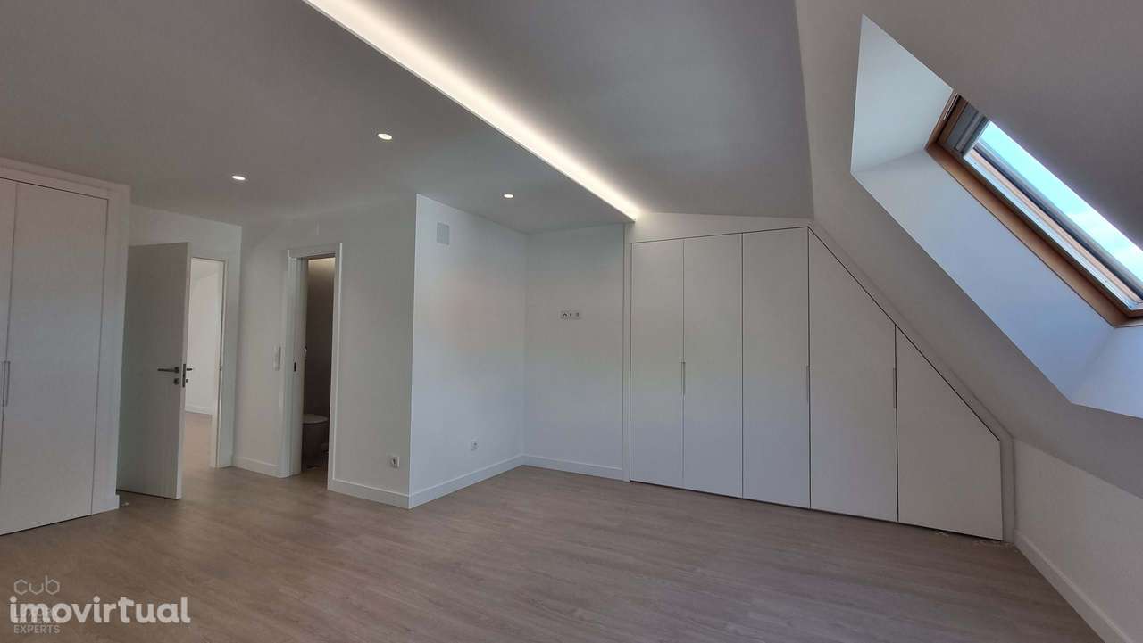 Fernão de Magalhães 11 – Apartamento T2+3 duplex, NOVO, Costa da Capar - Grande imagem: 2/22