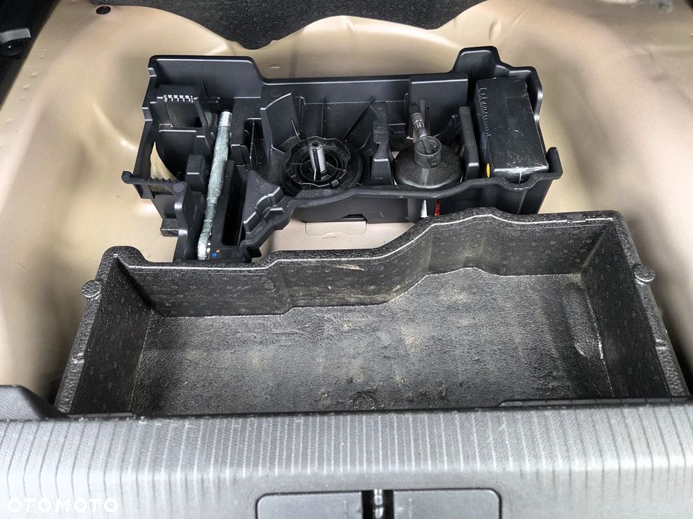 Peugeot 2008 PureTech 100 Allure S&S BVM6 - 25