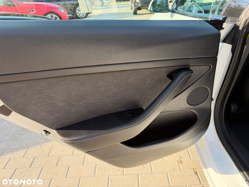 Tesla Model 3 - 25