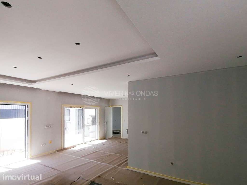 Oferta da Escritura | Moradia T3+1 Térrea com 307 m² em Fernão Ferro - Grande imagem: 3/36