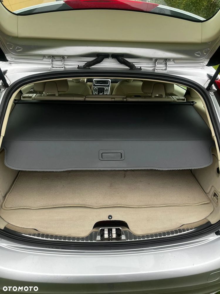 Volvo V60 D6 AWD Plug-in Hybrid R-Design Momentum - 17