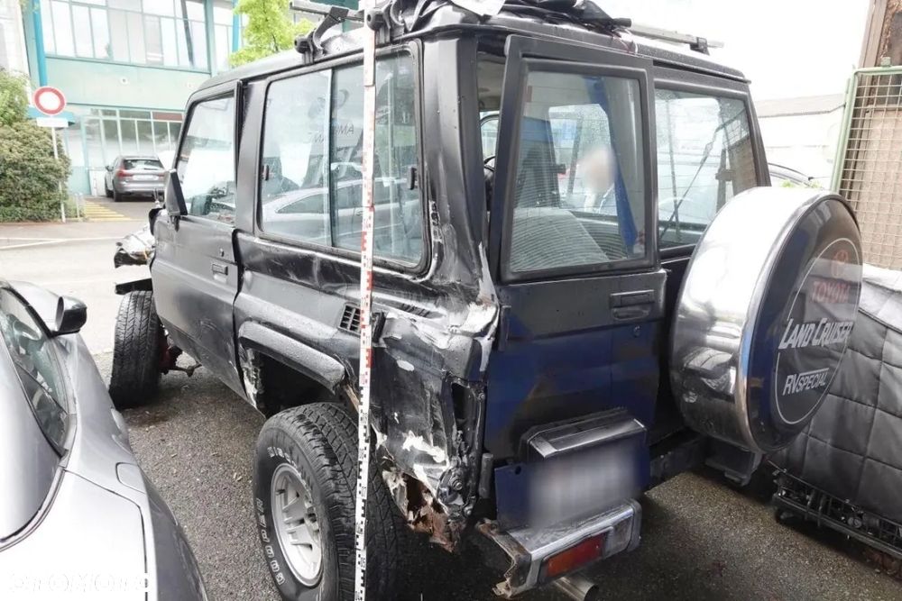 Toyota Land Cruiser - 1