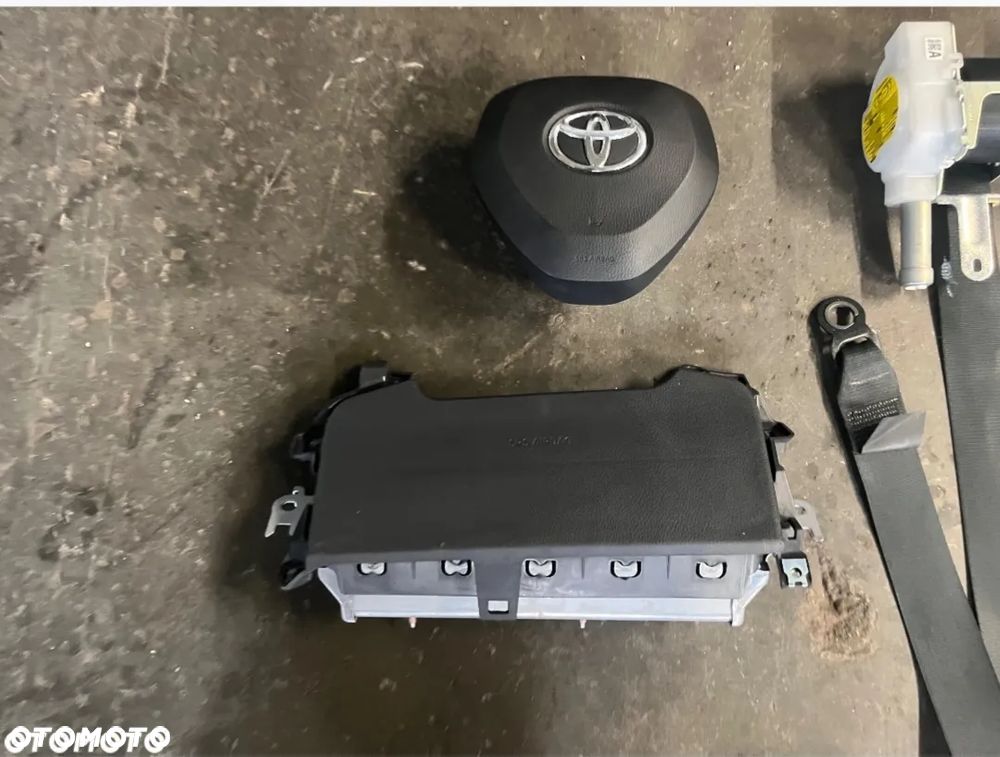 Deska rozdzielcza pasy poduszki Toyota Corolla e21 - 3