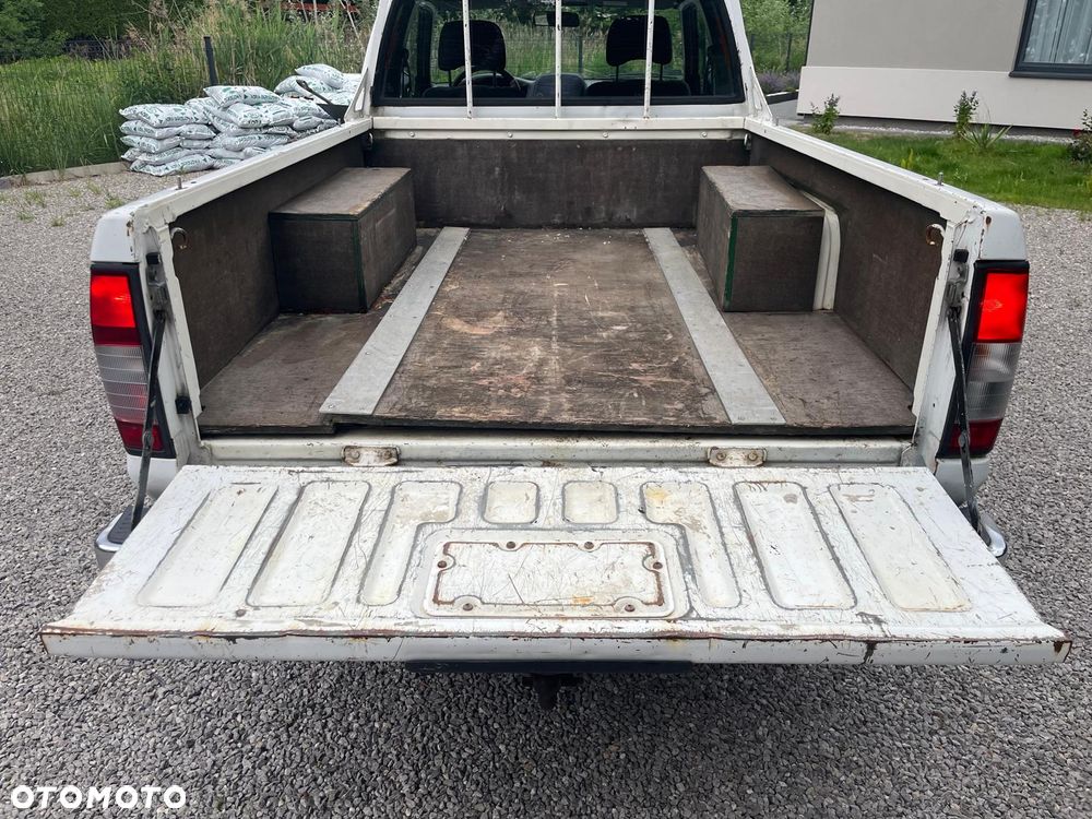 Nissan Pickup - 9