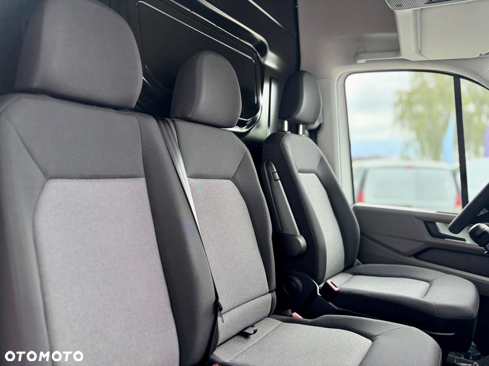 Volkswagen Crafter 35 Furgon z wysokim dachem silnik: 2,0 l EU6 SCR 140 KM / skrzynia biegów: Przedni napęd manualna 6-biegowa rozstaw osi: 4490 mm - 9