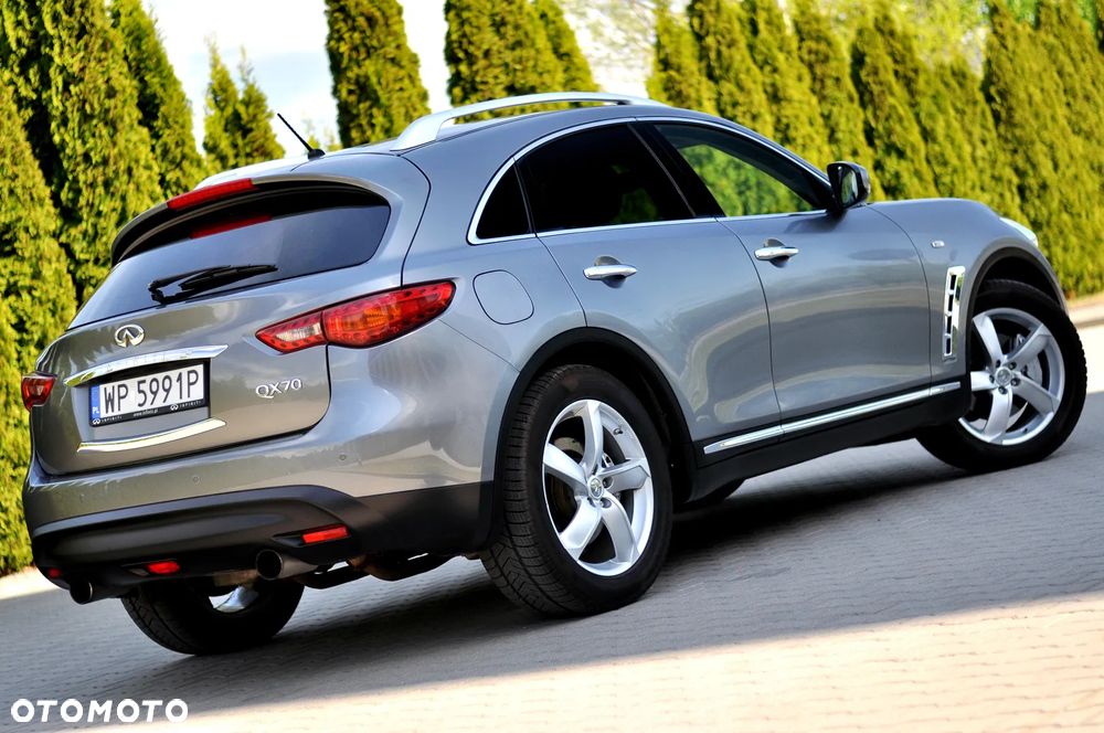 Infiniti QX70 - 18