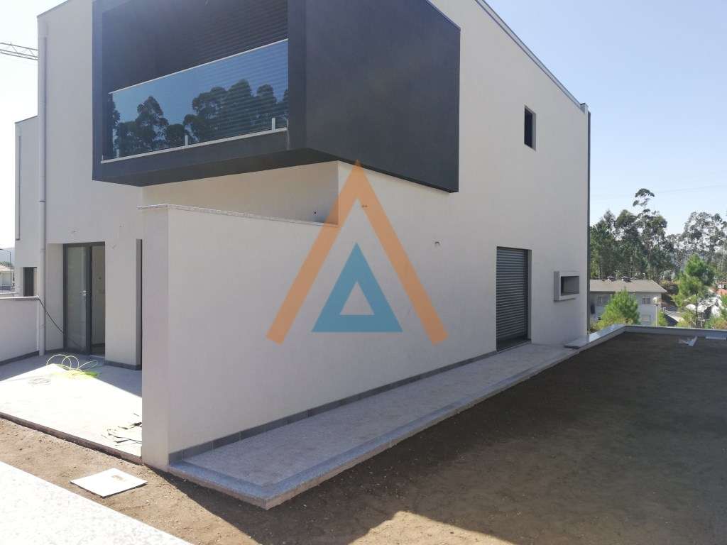 Moradia T3 em banda - Lobão - Grande imagem: 4/44