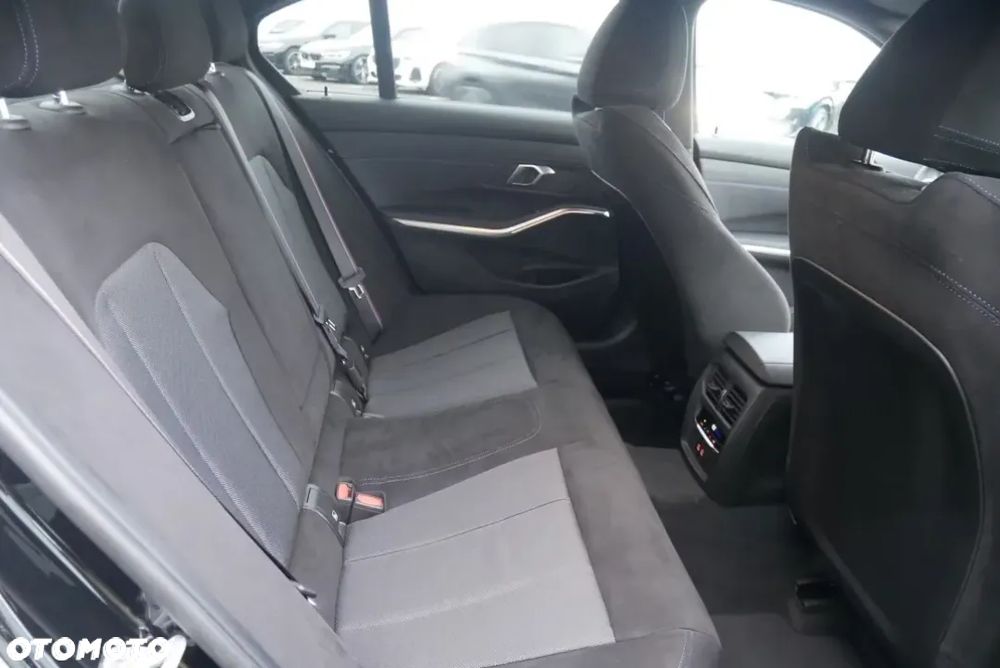 BMW Seria 3 318i M Sport - 14