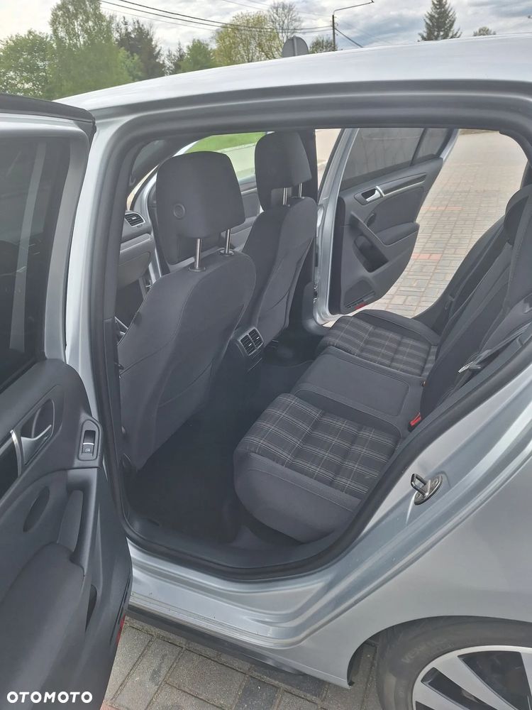 Volkswagen Golf - 6