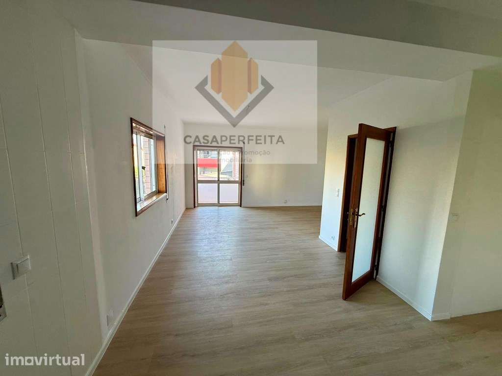 Apartamento T2 Renovado com Varanda e Lugar de Garagem - Baguim do ... - Grande imagem: 3/21