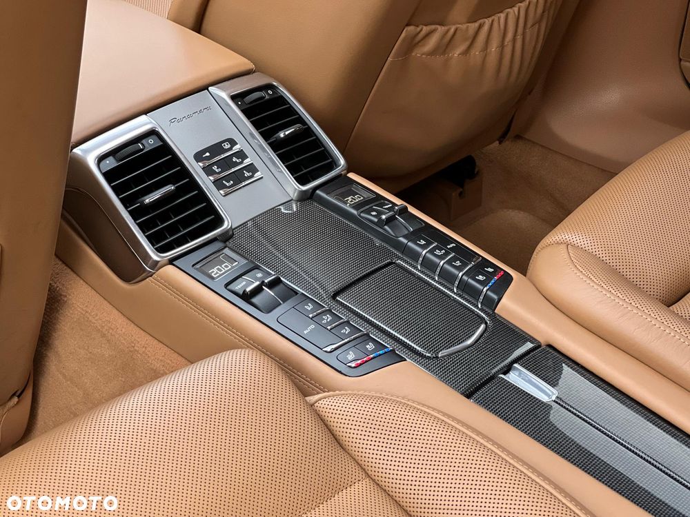 Porsche Panamera Turbo - 36