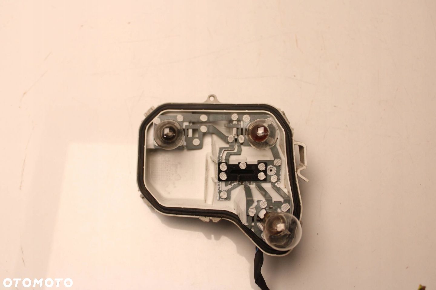 WKŁAD LAMPY GNIAZDO ŻARÓWEK PRAWY TYŁ AUDI A4 B7 KOMBI 484062R - 1