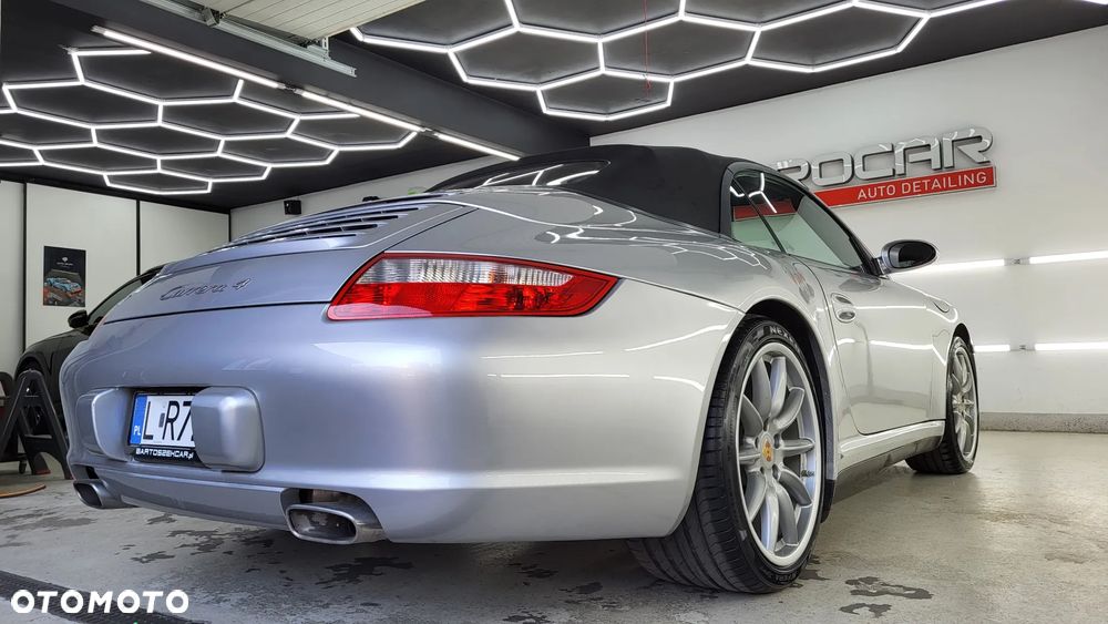 Porsche 911 Carrera 4 - 32