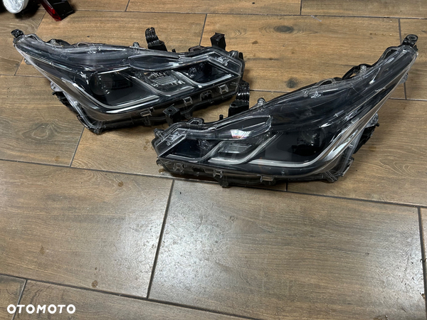 TOYOTA COROLLA E21 SEDAN LAMPA LEW/PR LED DRL 81150-02T31-00 IGLA ORG