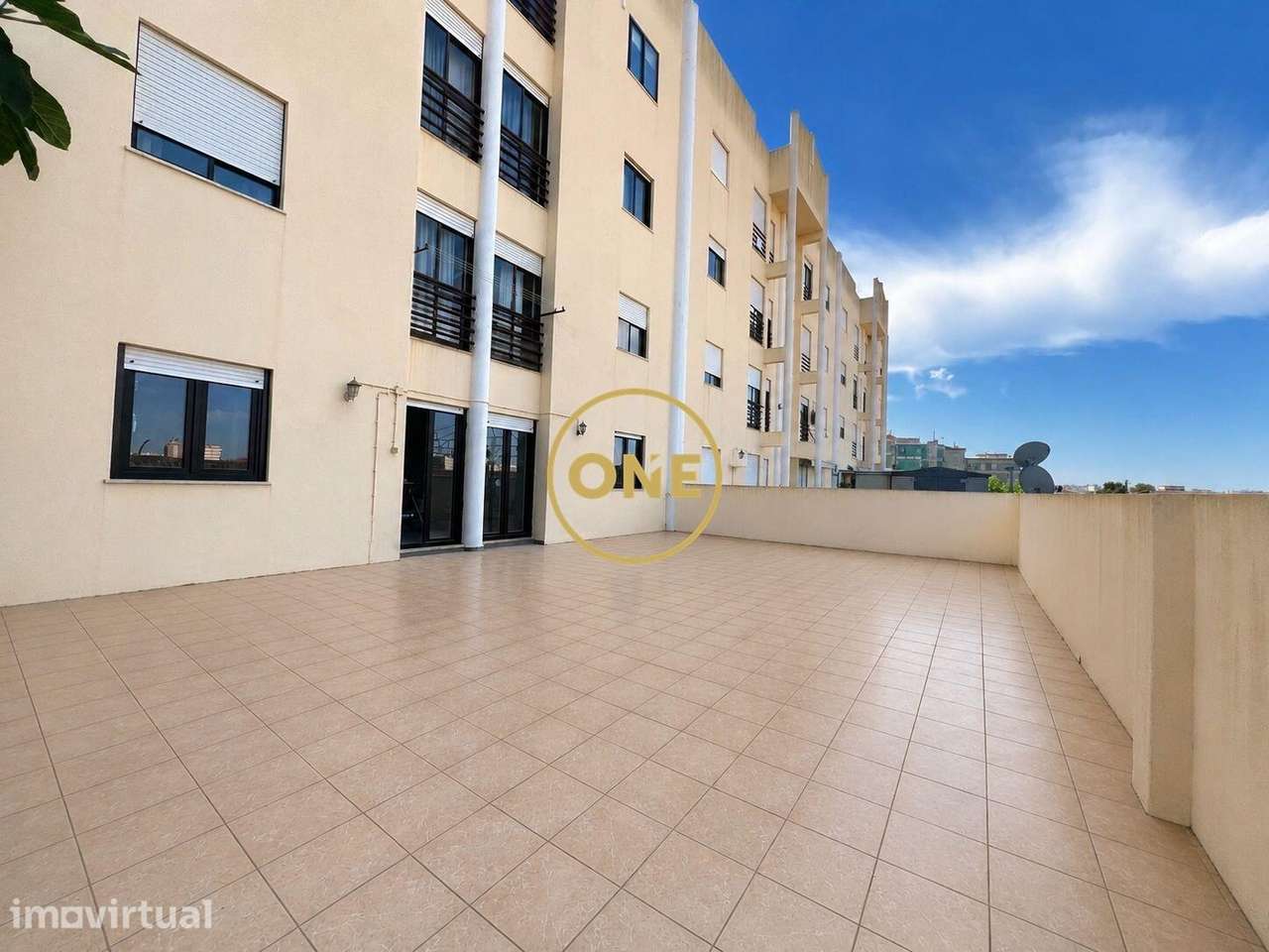 Apartamento T3 em remodelação com Terraço de 80m2 e Vista Serra da Arr - Grande imagem: 2/12