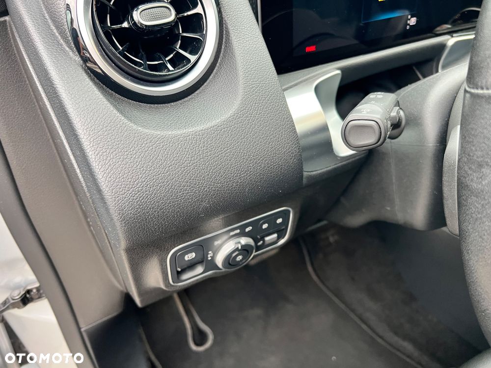 Mercedes-Benz GLB 250 4-Matic 8G-DCT - 18