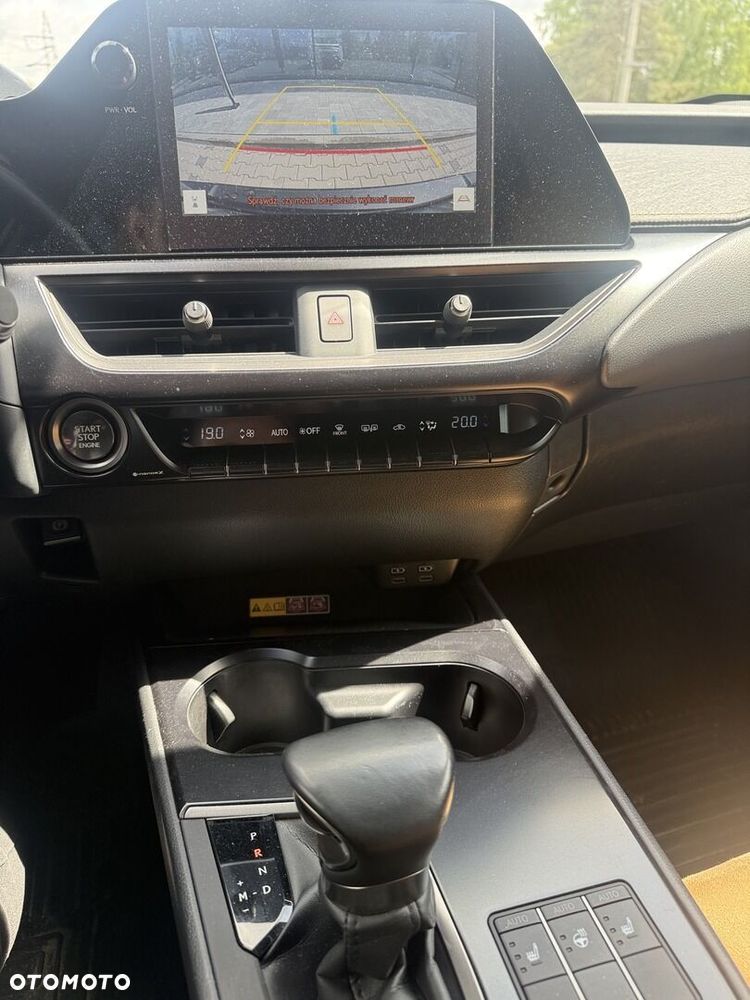 Lexus UX - 12