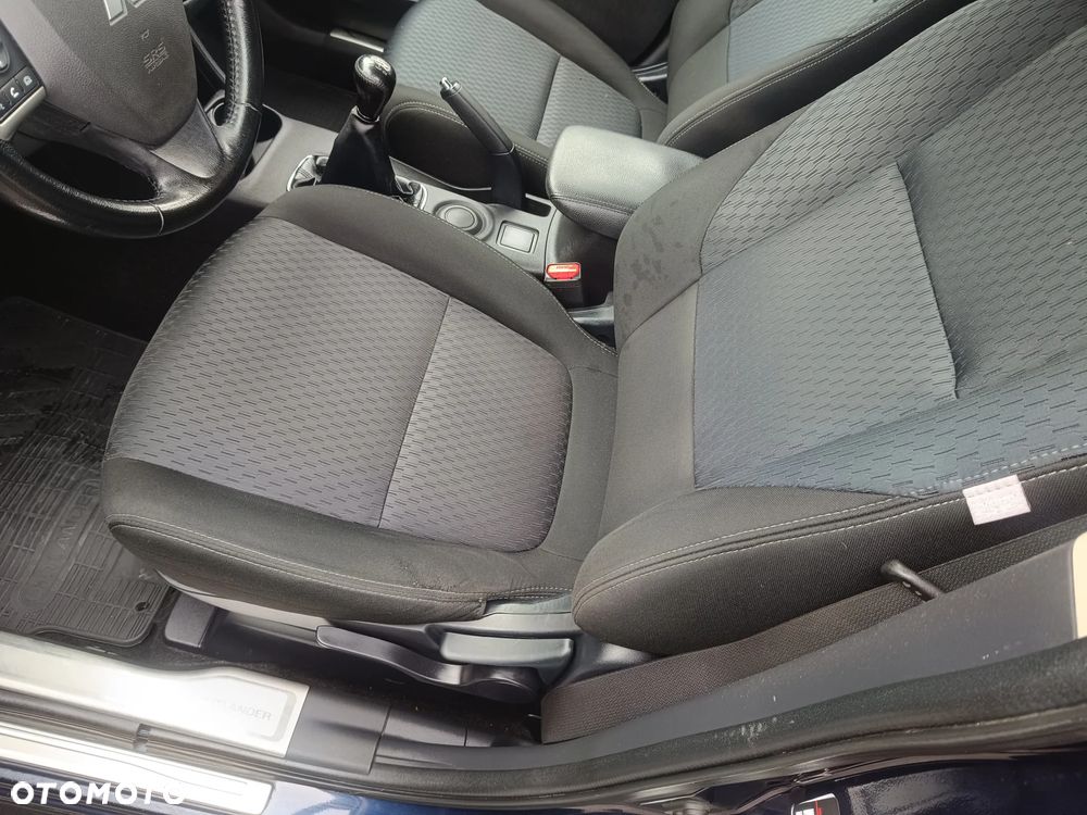 Mitsubishi Outlander 2.0 Invite + 2WD - 31