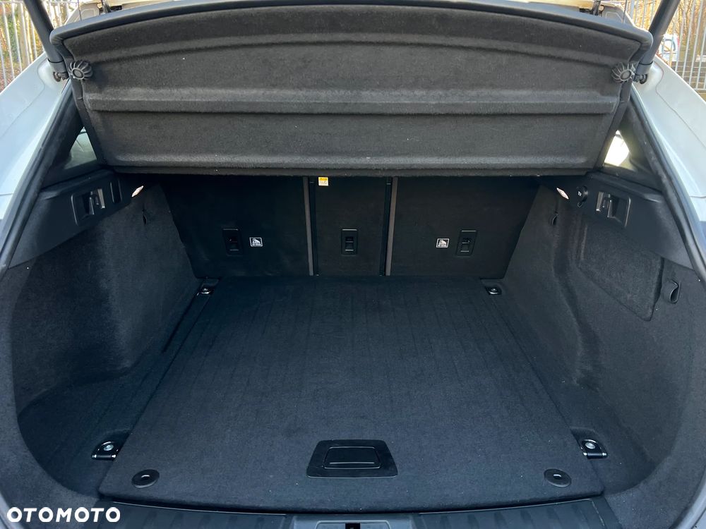 Jaguar F-Pace P250 AWD R-Dynamic SE - 12