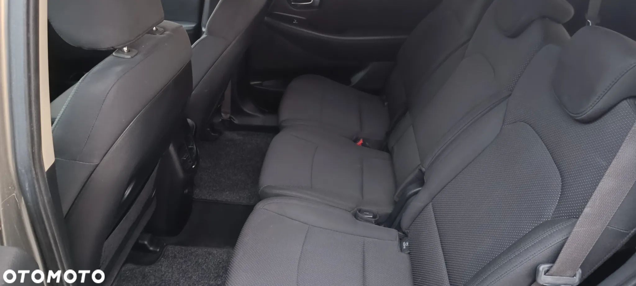 Kia Carens - 12