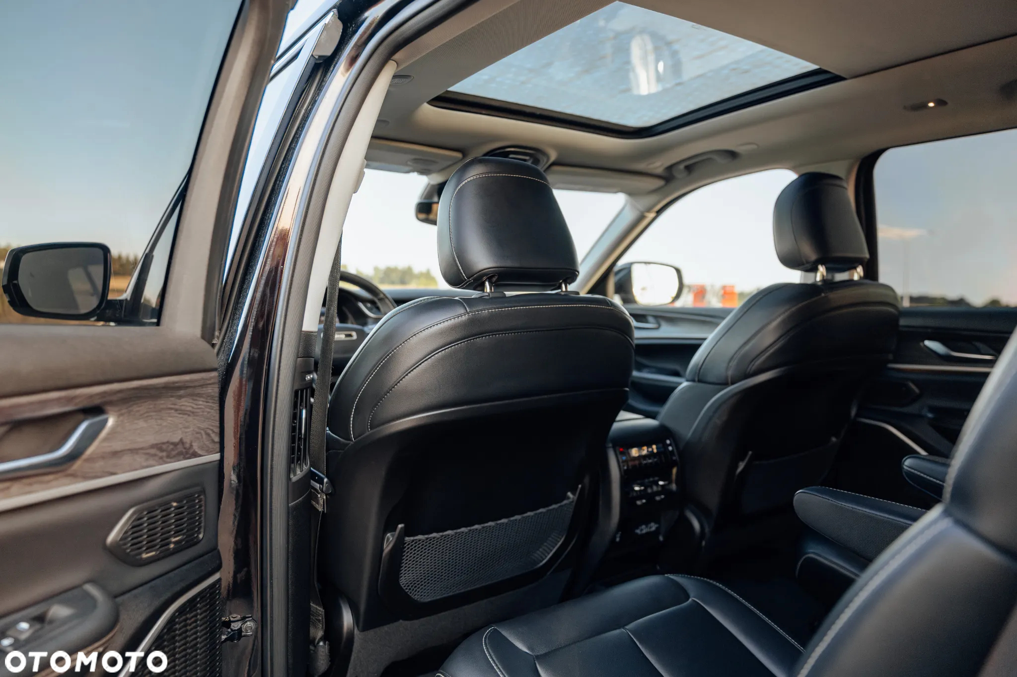 Jeep Grand Cherokee - 30
