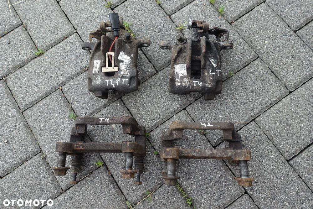 ZACISK LEWY PRAWY TYŁ JARZMO VW T4 - 1