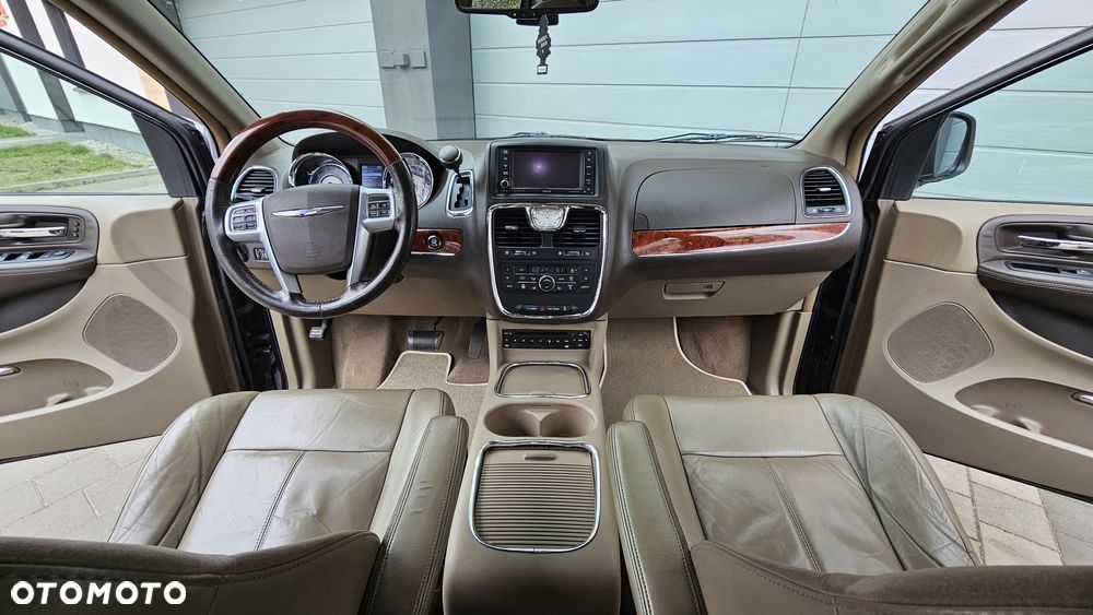 Chrysler Town & Country 3.6 Limited - 17