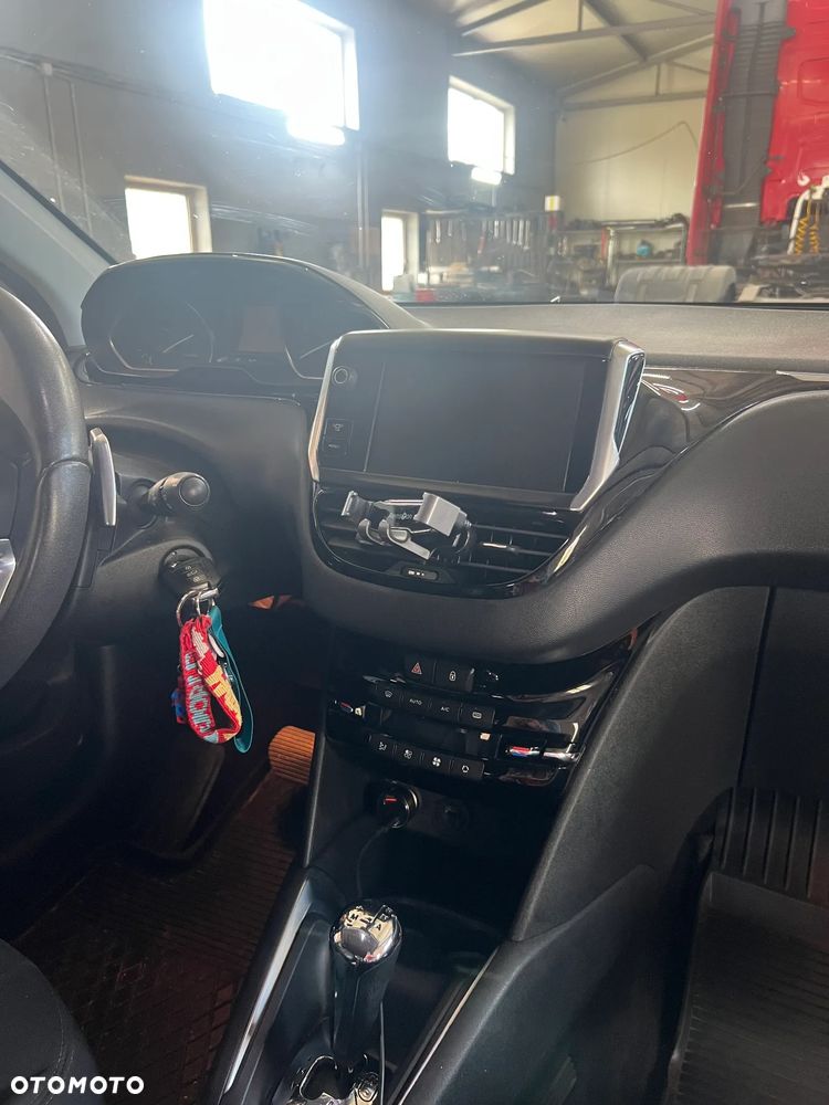 Peugeot 208 - 5