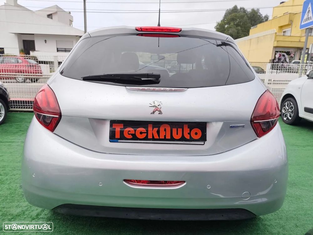 Peugeot 208 - 6