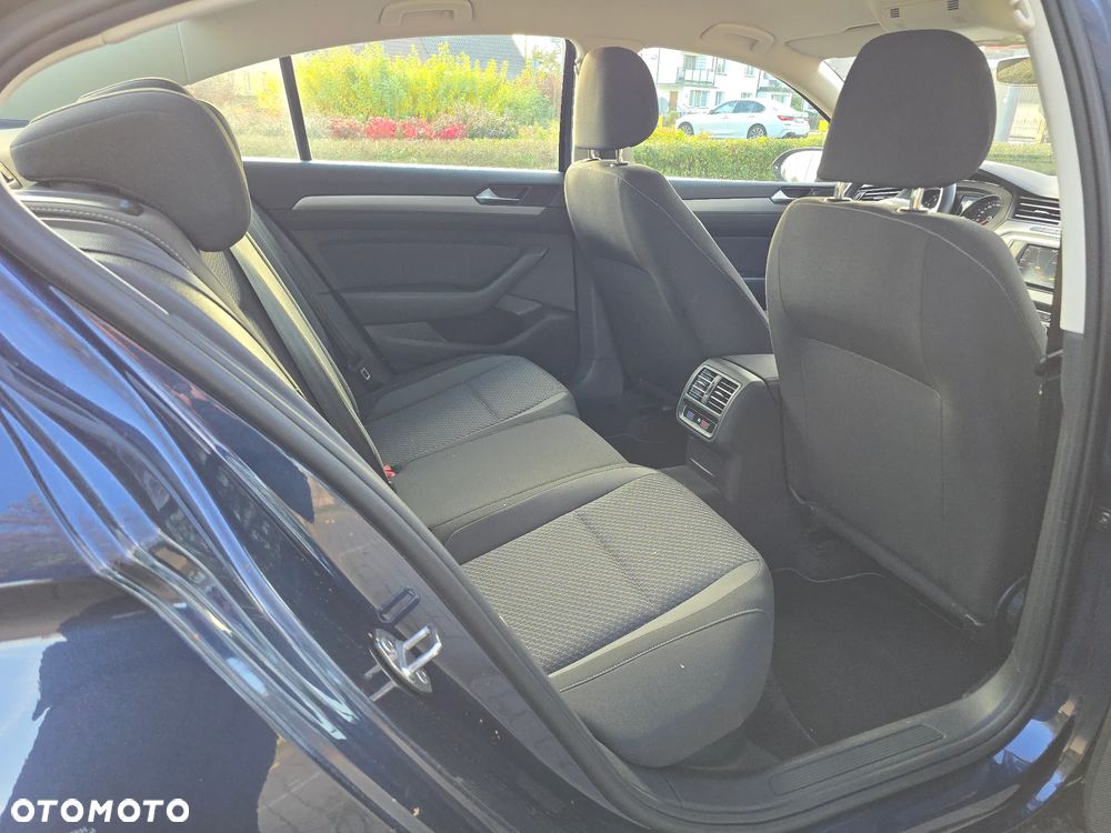 Volkswagen Passat - 11