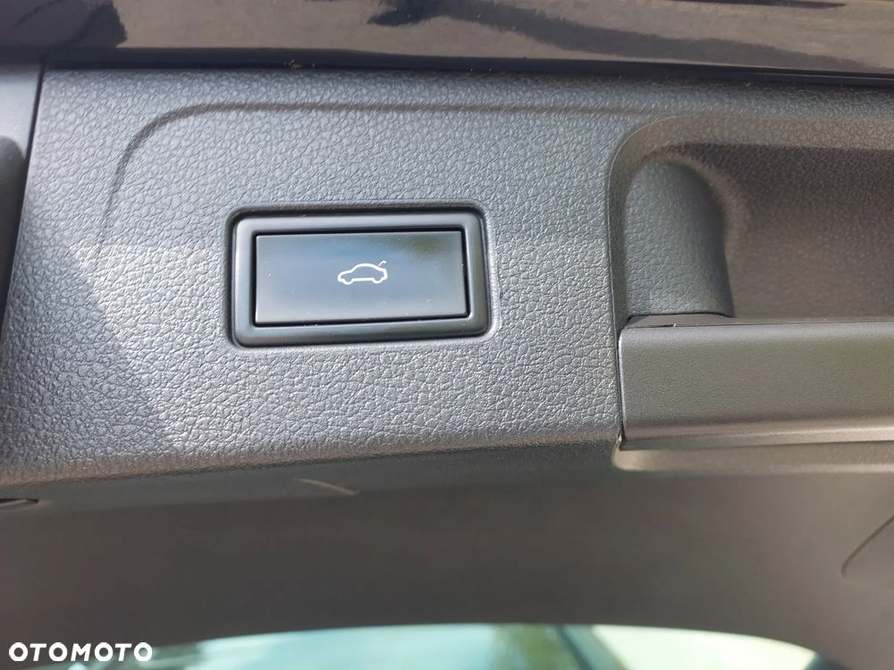 Volkswagen Passat Variant 2.0 TDI SCR DSG 4Motion Business - 18