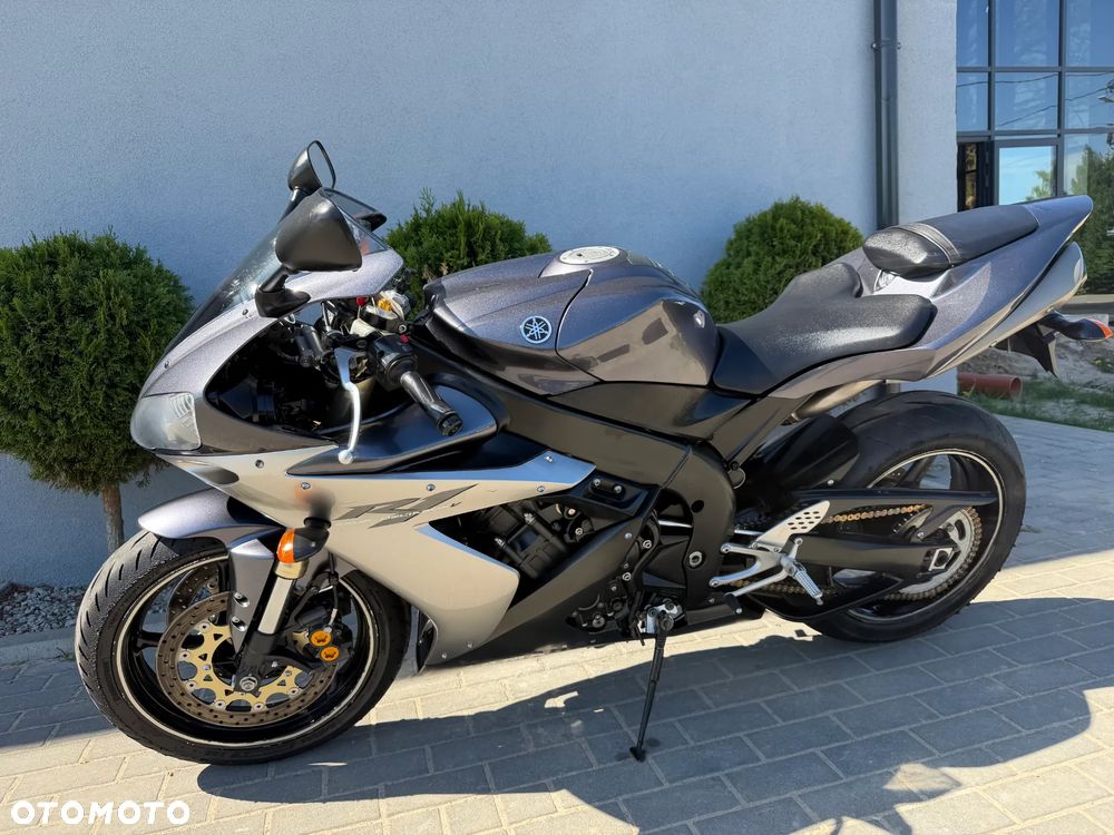 Yamaha R1 - 8