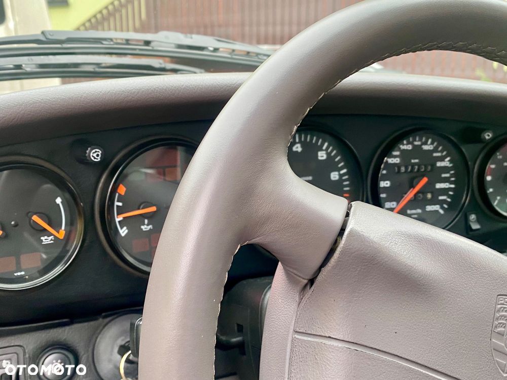 Porsche 911 Carrera - 23