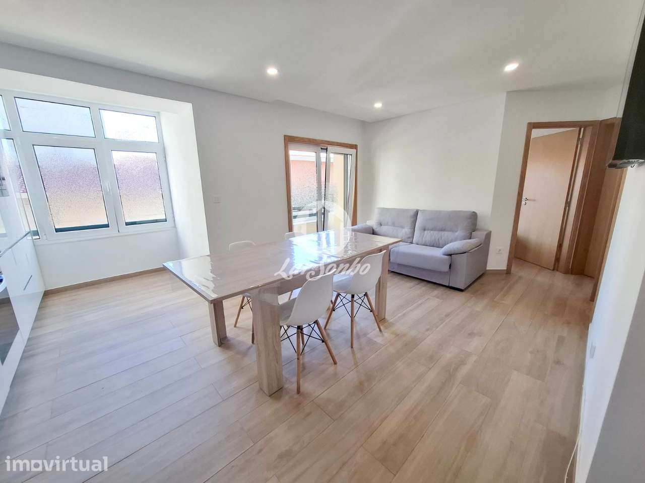 Apartamento T1+1, Como Novo, na 1ª Linha de Praia na Póvoa de Varzim - Grande imagem: 2/23