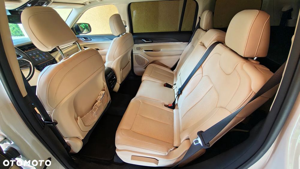 Jeep Grand Cherokee - 16