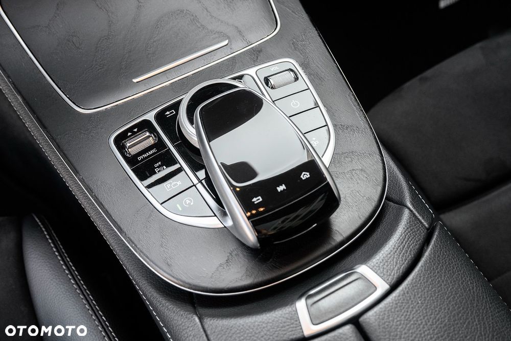 Mercedes-Benz Klasa E 220 d 4-Matic 9G-TRONIC - 24