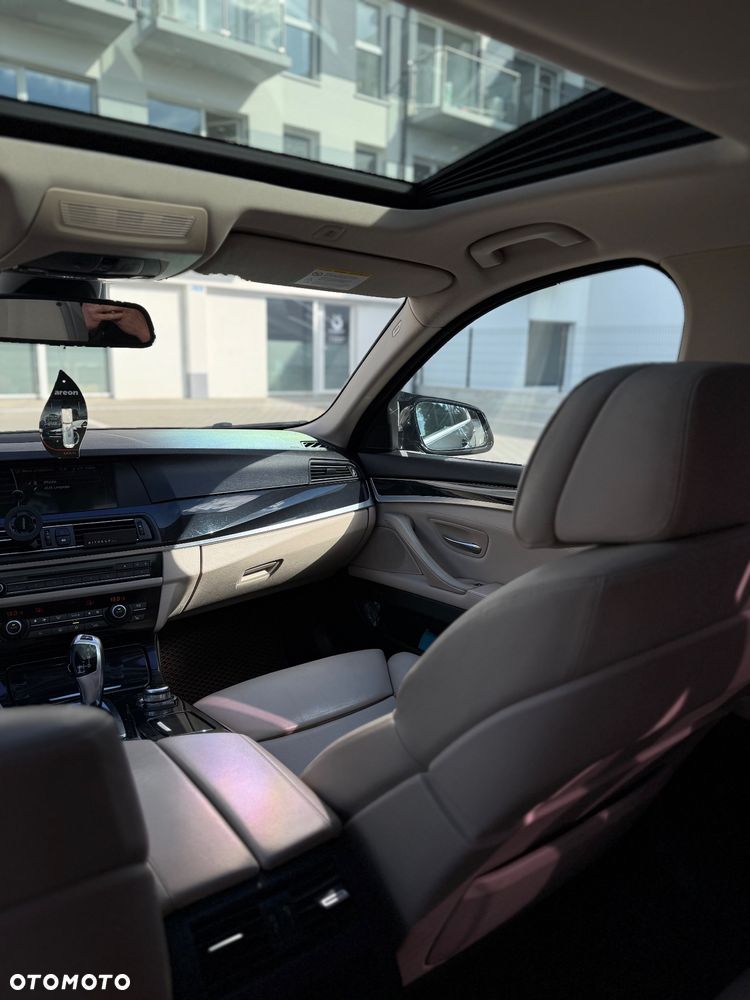 BMW Seria 5 525d xDrive - 14