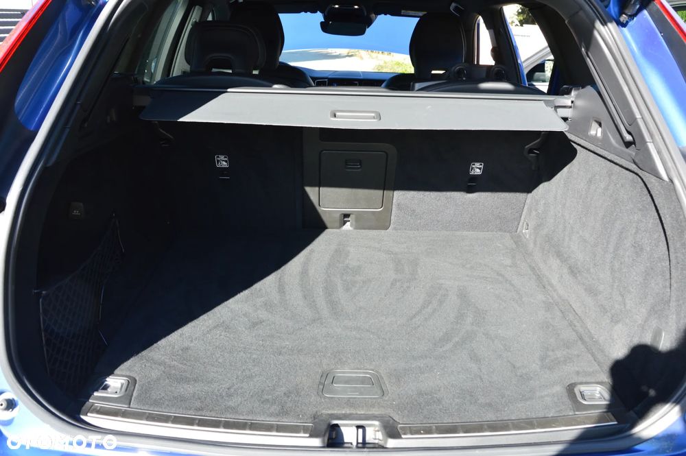 Volvo XC 60 B4 D AWD Ultimate Dark - 11