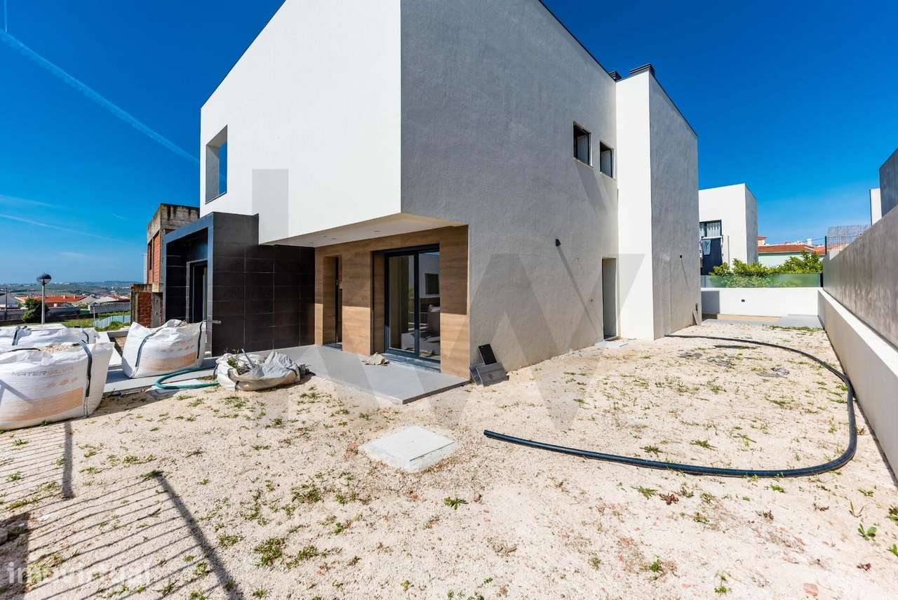 MORADIA NOVA EM TORRES VEDRAS, COM 4 QUARTOS, PISCINA, GARAGEM PARA DU - Grande imagem: 4/50